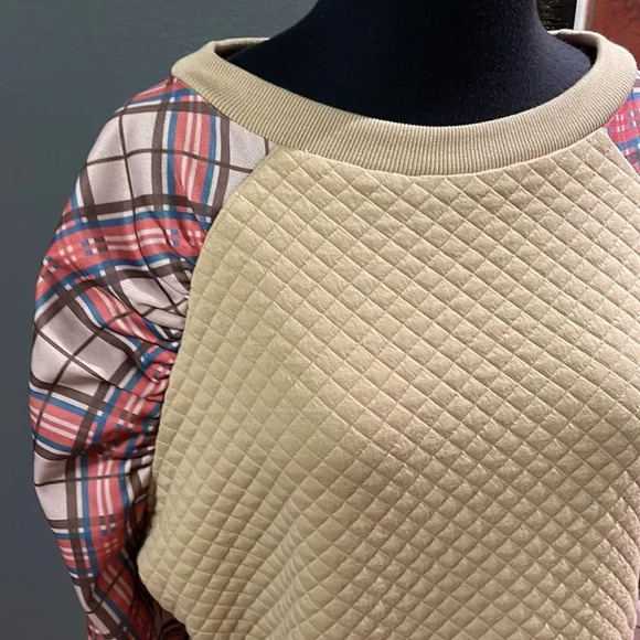 Noracora tan quilted plaid ruched front raglan sleeve crewneck top. NWT. Medium - Picture 3 of 5